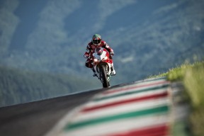 乐鱼体育在线登陆-“举重选手挑战极限重量，高新体育中心赛场掀起运动高潮”