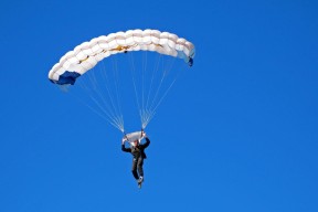 乐鱼官网介绍-“武汉马拉松赛：选手的拼搏，让赛道见证奇迹”